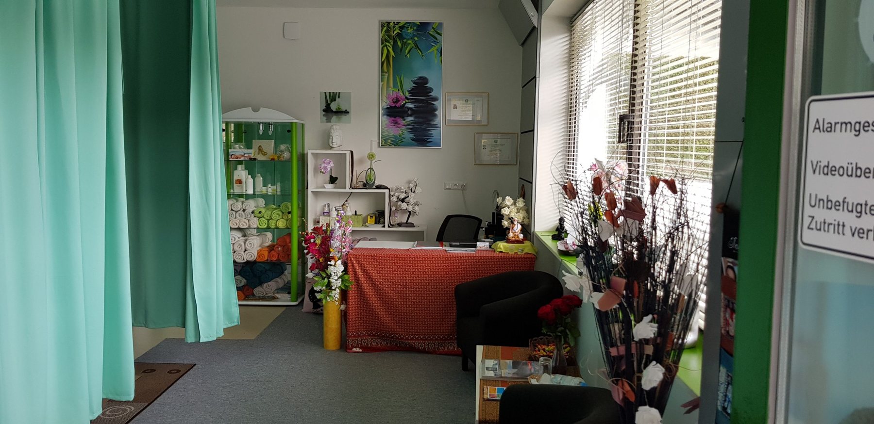 Vorbereitete Massage-Liege mit warmen Tüchern im Som-Studio