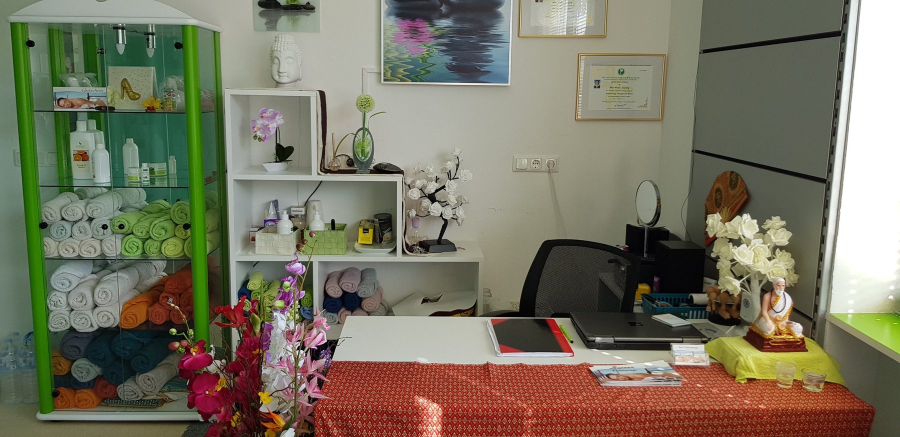 Empfangsbereich mit frischen Blumen und ätherischen Aromen